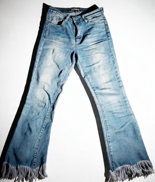 Pantalones vaqueros campana deshilachados