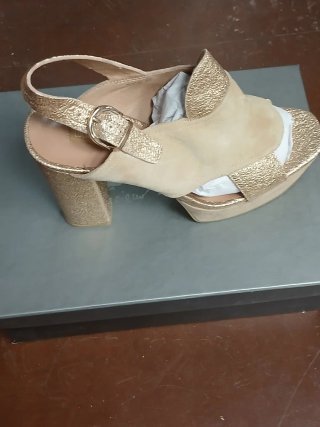 Sandalias de Tacón Dorado y Beige