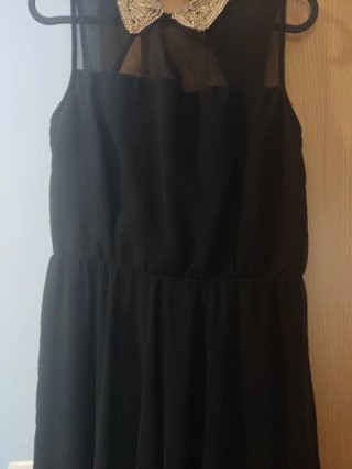 Vestido negro con cuello dorado