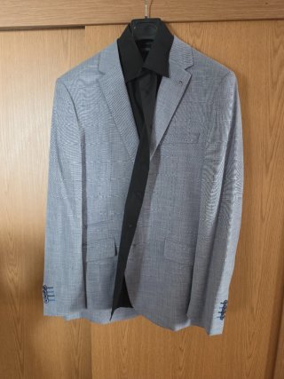 Traje de chaqueta gris y camisa negra