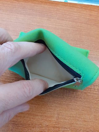 Portatabacco Atomic verde con tasca zip