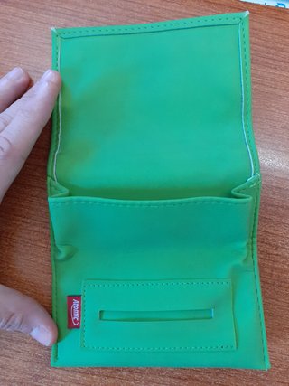 Portatabacco Atomic verde con tasca zip