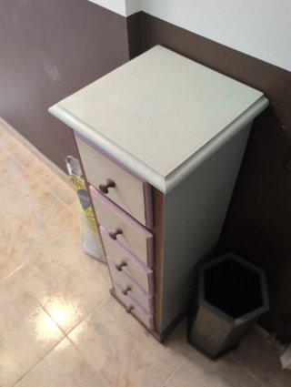 Cajonera estrecha de madera