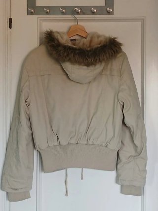 Cazadora bomber/aviador beige con capucha