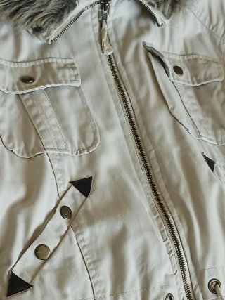 Cazadora bomber/aviador beige con capucha