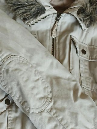 Cazadora bomber/aviador beige con capucha