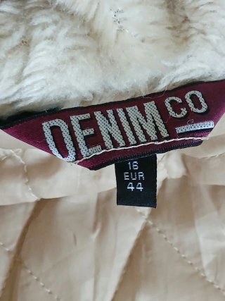 Cazadora bomber/aviador beige con capucha