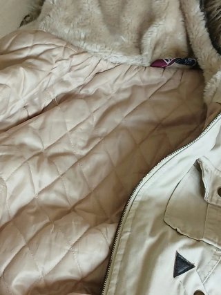 Cazadora bomber/aviador beige con capucha