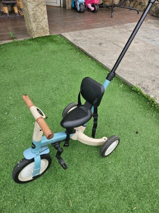 Triciclo infantil con manillar