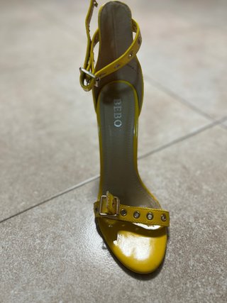 Sandalias de tacón Bebo amarillas Talla 37