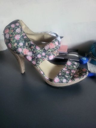 Zapatos de tacón negros con flor