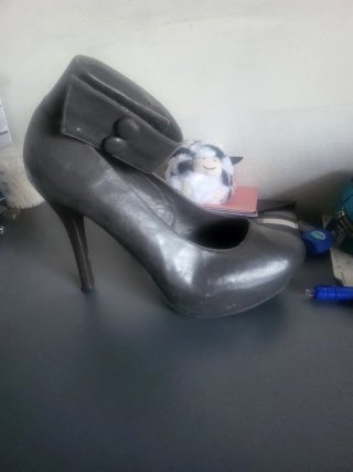 Zapatos de tacón negros con flor