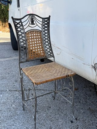 Silla de forja plegable con asiento de mimbre