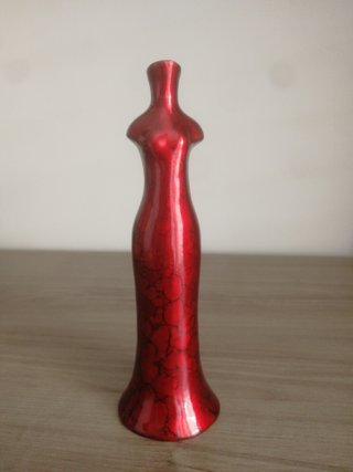 Statuetta rossa a forma di abito
