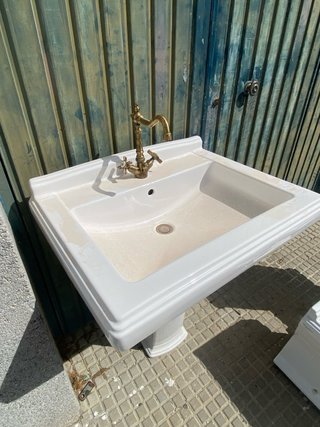 Conjunto sanitario baño blanco y dorado