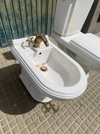 Conjunto sanitario baño blanco y dorado