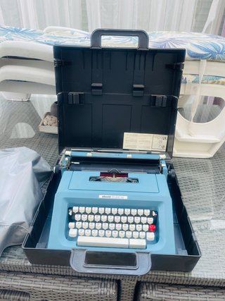 Máquina de escribir Olivetti Studio 46 con maletin