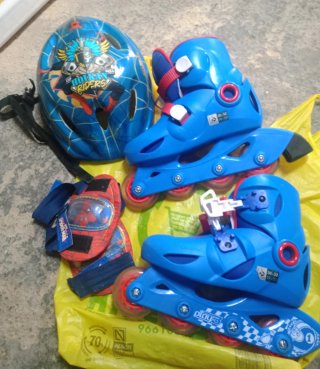 Patines en línea ajustables talla 30-32 y casco