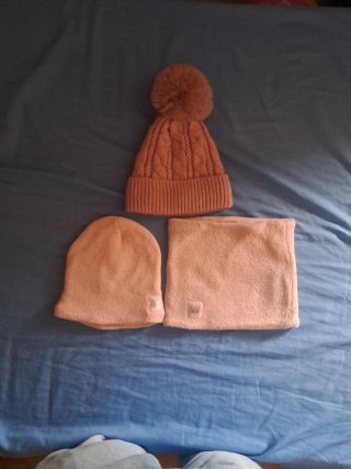 Conjunto gorro y bufanda y gorro con pompon 3 und.