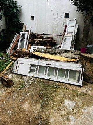 Ventanas y puertas antiguas de madera