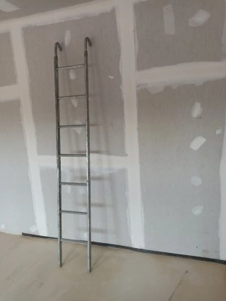 Escalera metálica recta con ganchos