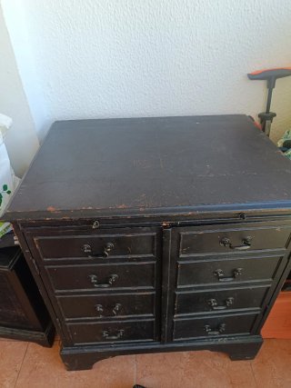 Tocadiscos Antiguo en Mueble Negro