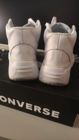 Zapatillas Converse Blancas y celeste. Dos puestas