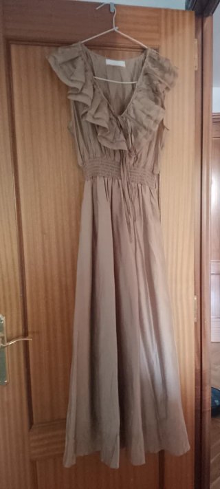 Vestido Beige con Volantes