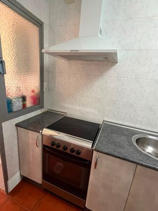 Muebles de cocina con baldas y fogones con horno