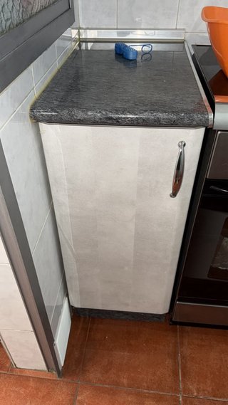 Muebles de cocina con baldas y fogones con horno