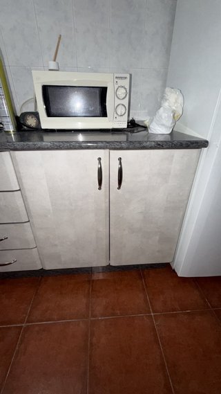 Muebles de cocina con baldas y fogones con horno