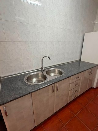 Muebles de cocina con baldas y fogones con horno