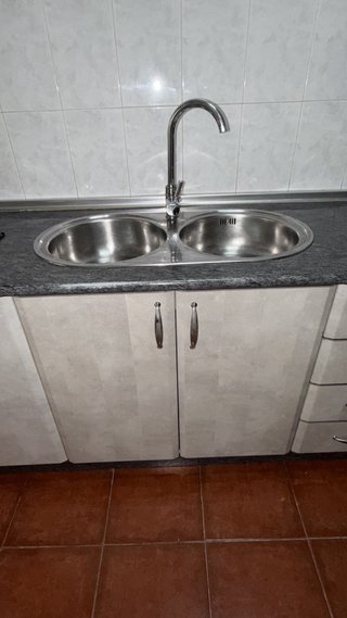 Muebles de cocina con baldas y fogones con horno