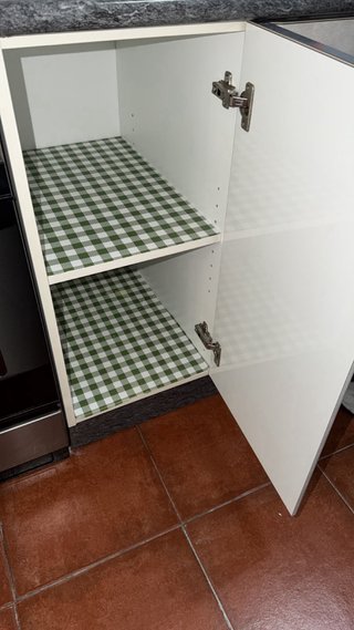 Muebles de cocina con baldas y fogones con horno