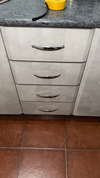 Muebles de cocina con baldas y fogones con horno