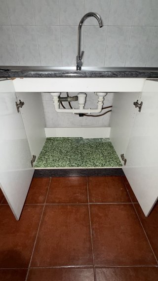 Muebles de cocina con baldas y fogones con horno