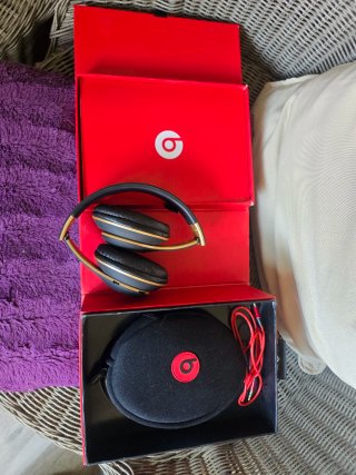 Beats Studio 3 Audífonos Negros y Rojos
