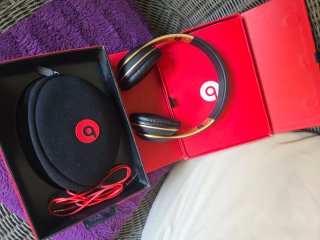 Beats Studio 3 Audífonos Negros y Rojos