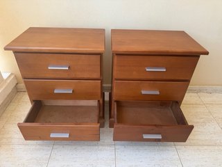 Mesitas de noche de madera roble