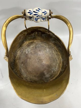 Carbonera Antigua de Latón y Porcelana