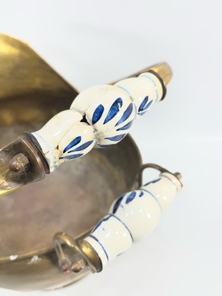 Carbonera Antigua de Latón y Porcelana