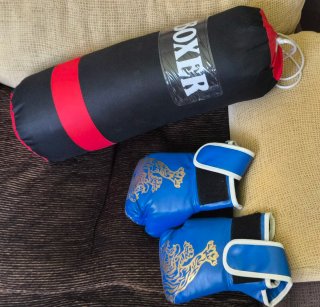 Saco y guantes boxeo infantil