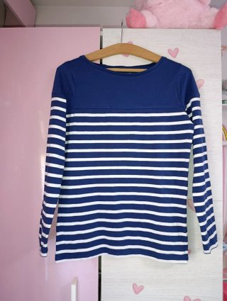Camiseta de rayas azul y blanca