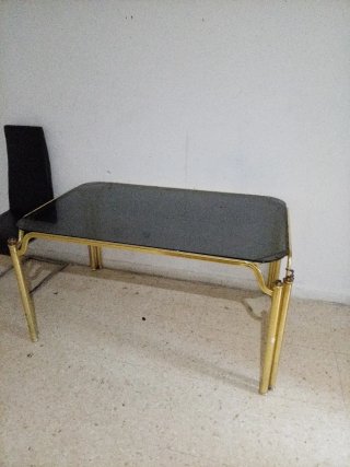Mesa centro cristal negro y metal dorado