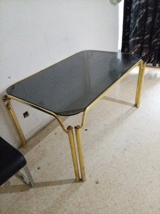 Mesa centro cristal negro y metal dorado