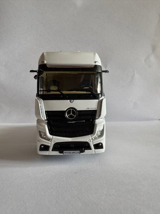 Camión a escala WSI Models Mercedes-Benz