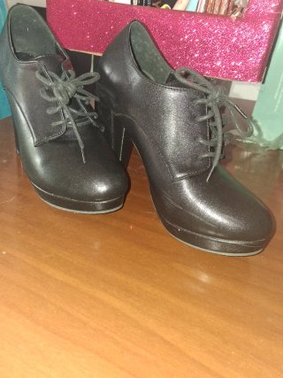 Botines negros con cordones y tacón