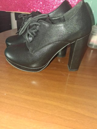 Botines negros con cordones y tacón
