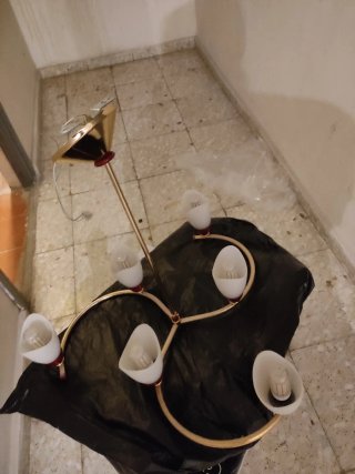 Lámpara de techo dorada y blanca