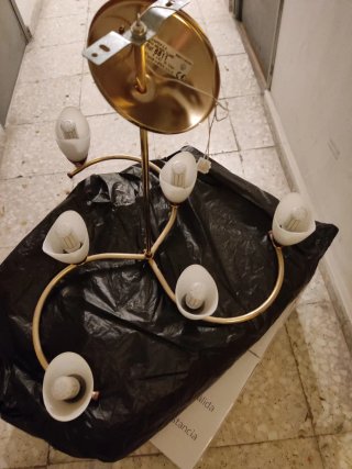 Lámpara de techo dorada y blanca